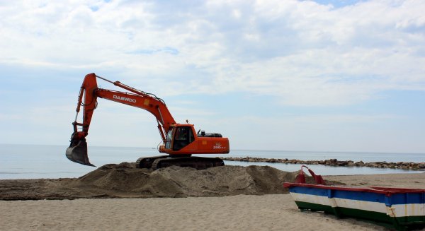 Estepona pone a punto las playas para el verano con aportes de arena y obras de mejora