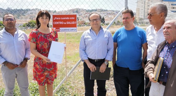 El PP sitúa una estaca en el solar destinado a la construcción del centro de salud de La Virreina