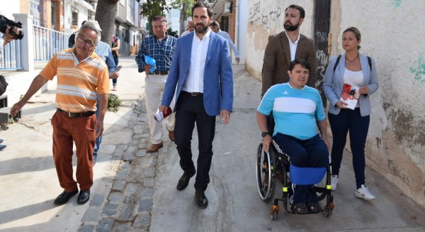 El PSOE denuncia el abandono y la falta de accesibilidad que sufre la barriada de Las Cuevas de El Palo