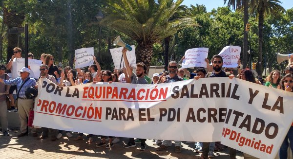 Los docentes interinos, en huelga tras el incumplimiento de los acuerdos entre la Junta y el Rectorado