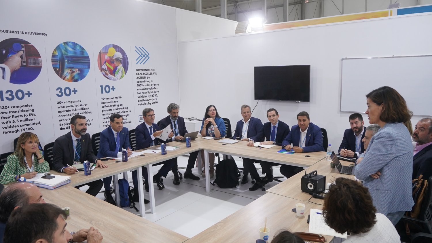 Moreno ofrece Andalucía como territorio estable y seguro para invertir en energías renovables