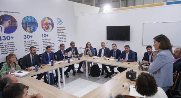 Moreno ofrece Andalucía como territorio estable y seguro para invertir en energías renovables