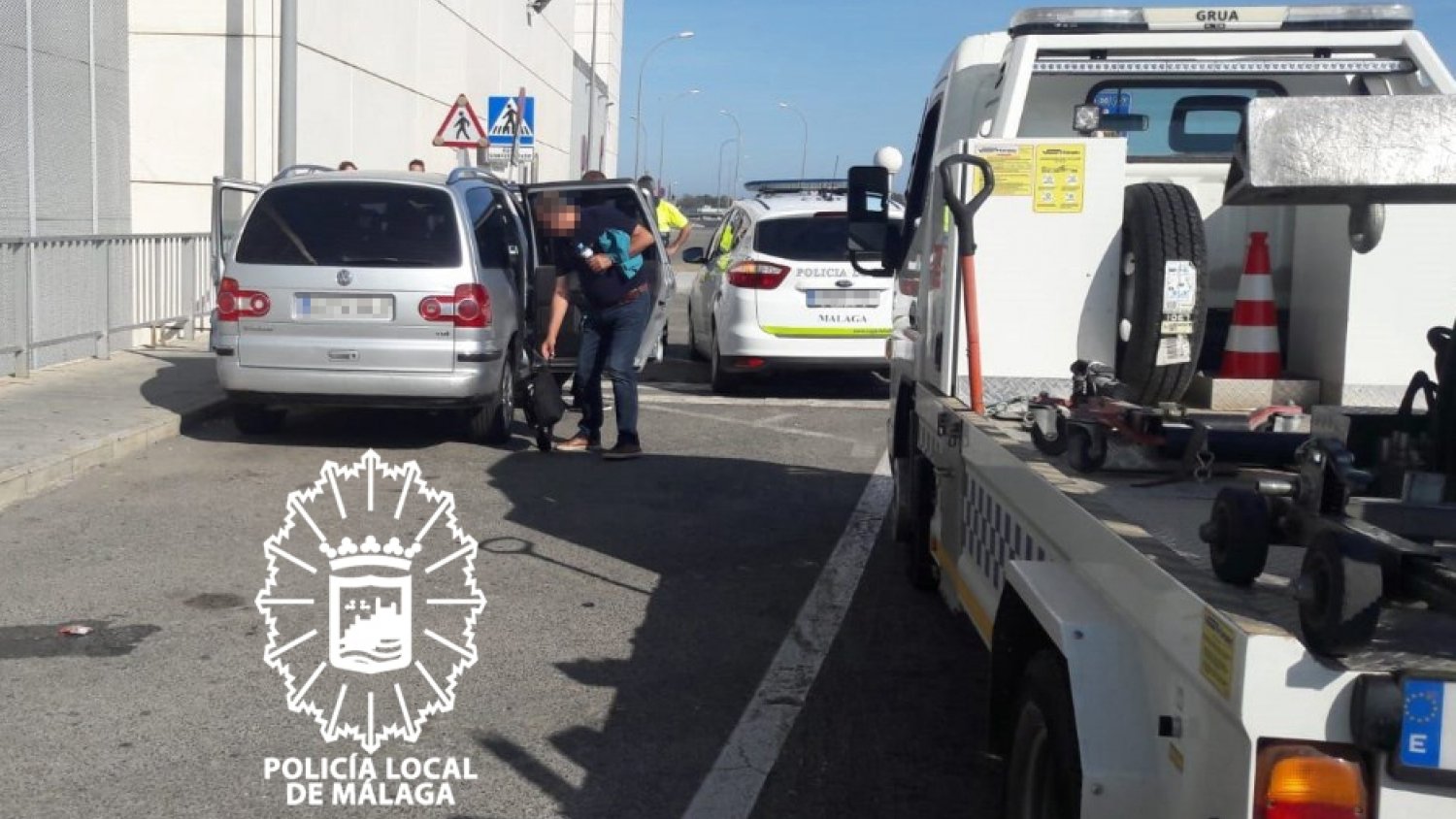 Detienen a un 'taxista pirata' tras cambiar las placas de la matrícula del vehículo para eludir a la policía