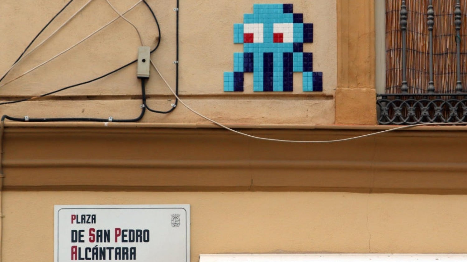 Comienzan a retirar los mosaicos de Invader de Málaga