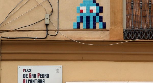 Comienzan a retirar los mosaicos de Invader de Málaga