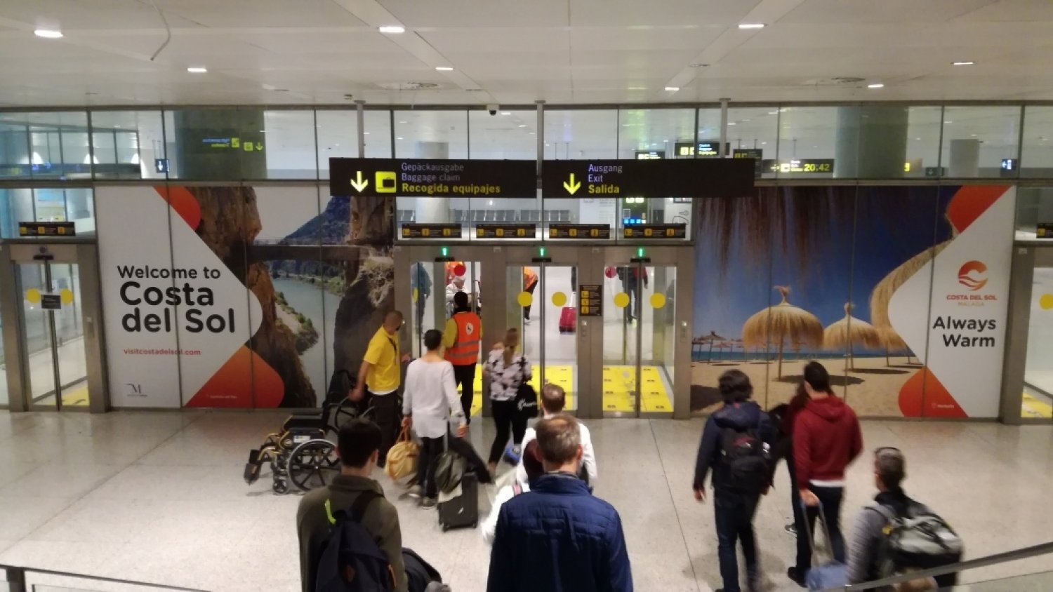 La Costa del Sol da la bienvenida a sus visitantes en el aeropuerto con imágenes del destino