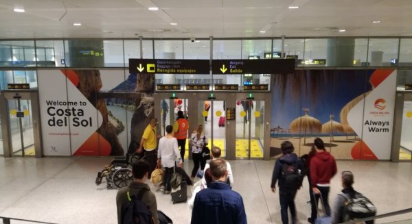 La Costa del Sol da la bienvenida a sus visitantes en el aeropuerto con imágenes del destino