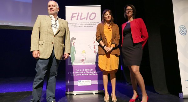 El auditorio Edgar Neville acoge una jornada para concienciar a la sociedad del aumento de violencia ascendente de los hijos a los padres