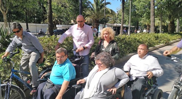 Málaga Para la Gente exige el cumplimiento de una moción aprobada de ayuda a personas con movilidad reducida