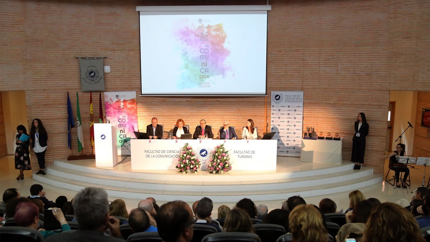 Caddy Adzuba protagoniza el cierre de los actos del 25 aniversario de la Facultad de Ciencias de la Comunicación