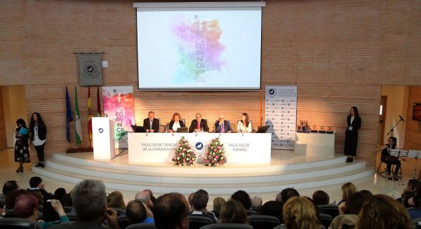 Caddy Adzuba protagoniza el cierre de los actos del 25 aniversario de la Facultad de Ciencias de la Comunicación