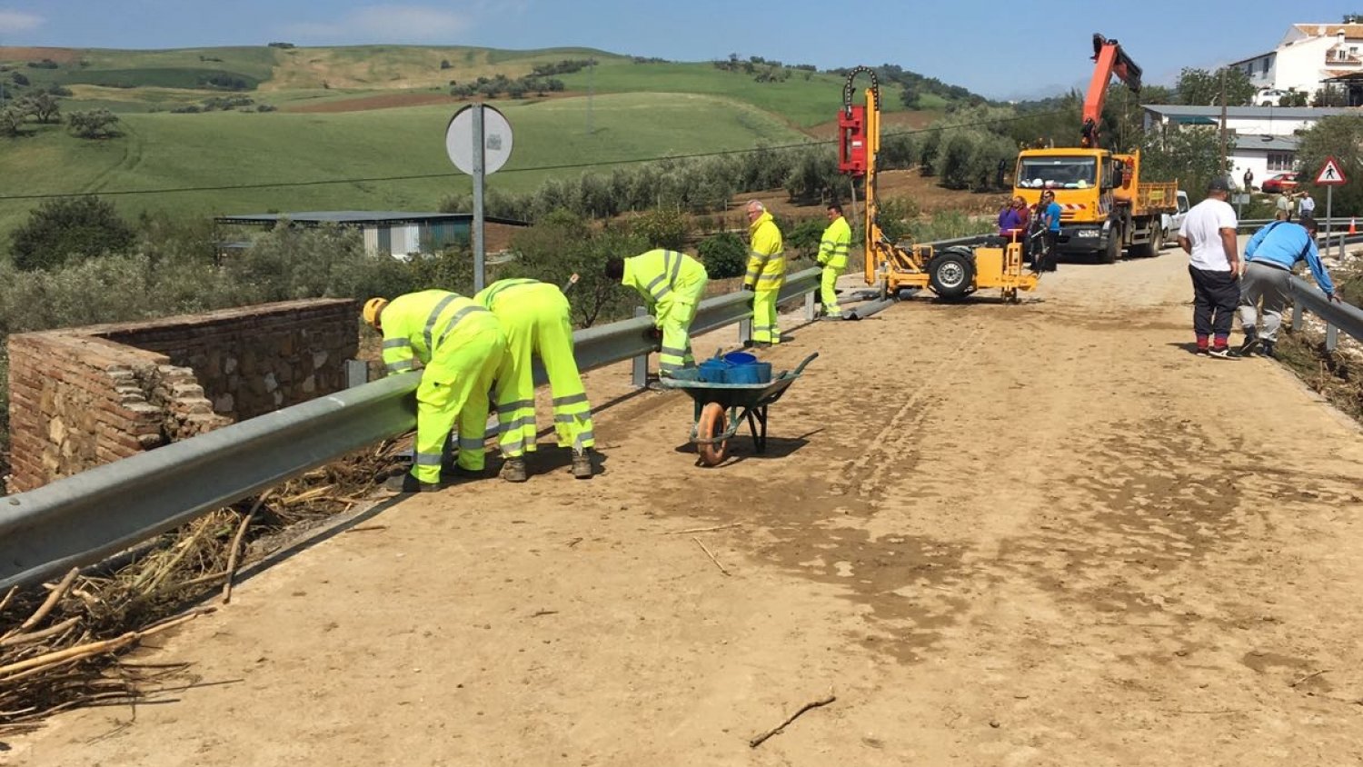 Operarios de conservación de Fomento realizan tareas de limpieza y seguridad en la A-7075 tras las lluvias, para proceder a su reapertura