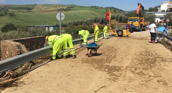 Operarios de conservación de Fomento realizan tareas de limpieza y seguridad en la A-7075 tras las lluvias, para proceder a su reapertura