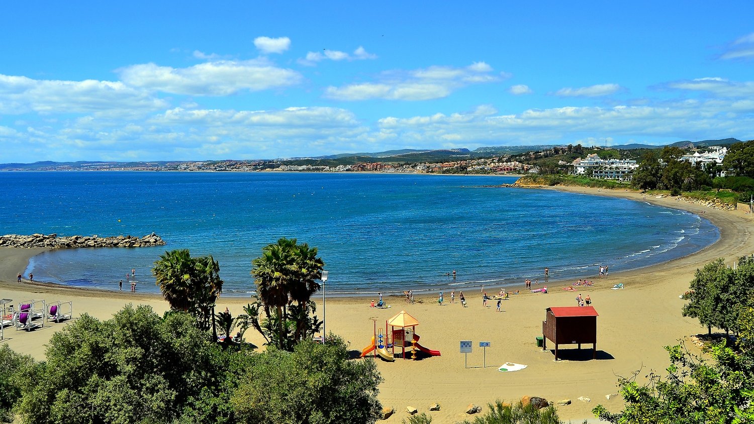 Estepona suma su cuarta bandera azul por la calidad y conservación de sus playas