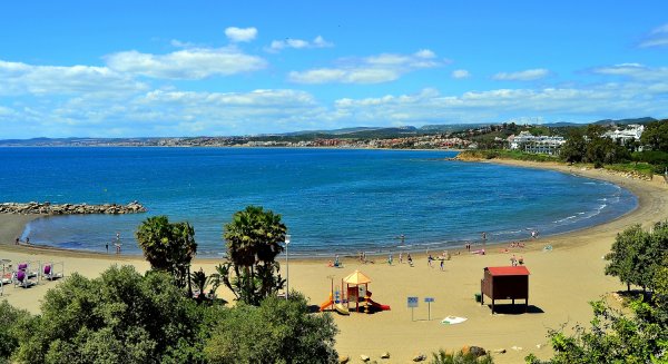 Estepona suma su cuarta bandera azul por la calidad y conservación de sus playas