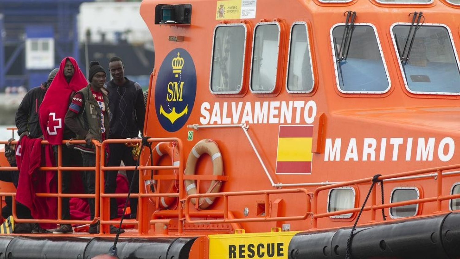 Rescatan una patera con 55 personas a bordo frente a las costas de Málaga
