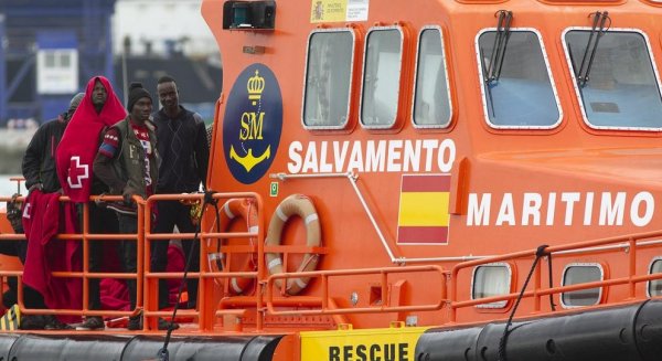 Rescatan una patera con 55 personas a bordo frente a las costas de Málaga