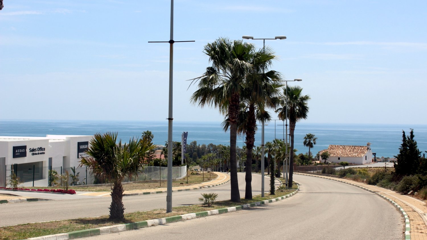 Estepona mejora el acceso a la zona de Selwo con la plantación de más de un centenar de árboles