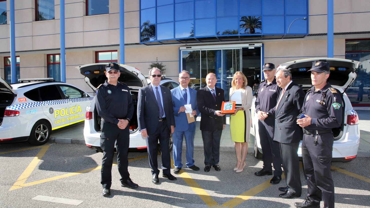 Marbella incorpora ocho nuevos desfibriladores donados por Rotary Club