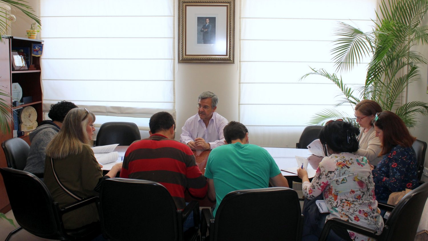 García Urbano firma siete contratos temporales de los planes de empleo dirigidos a jóvenes y mayores de 30 años