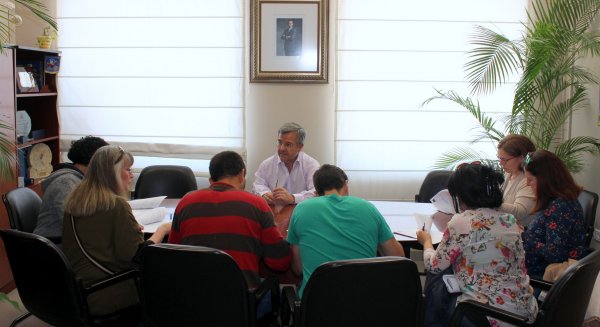 García Urbano firma siete contratos temporales de los planes de empleo dirigidos a jóvenes y mayores de 30 años