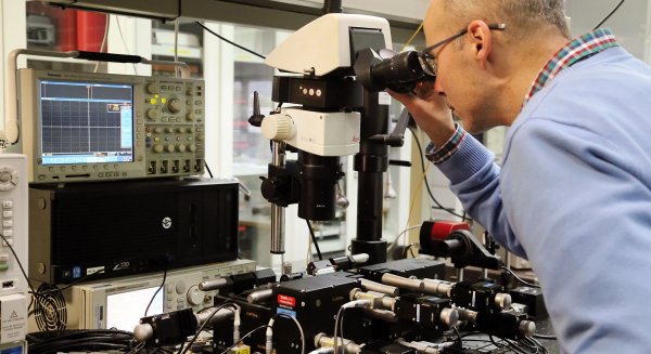 La empresa Alcyon Photonics invierte en dos patentes de dispositivos fotónicos de la UMA