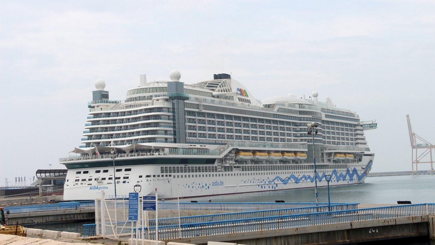 El buque de crucero 'AIDAPrima' realiza su primera escala en el puerto de Málaga