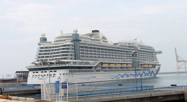 El buque de crucero 'AIDAPrima' realiza su primera escala en el puerto de Málaga