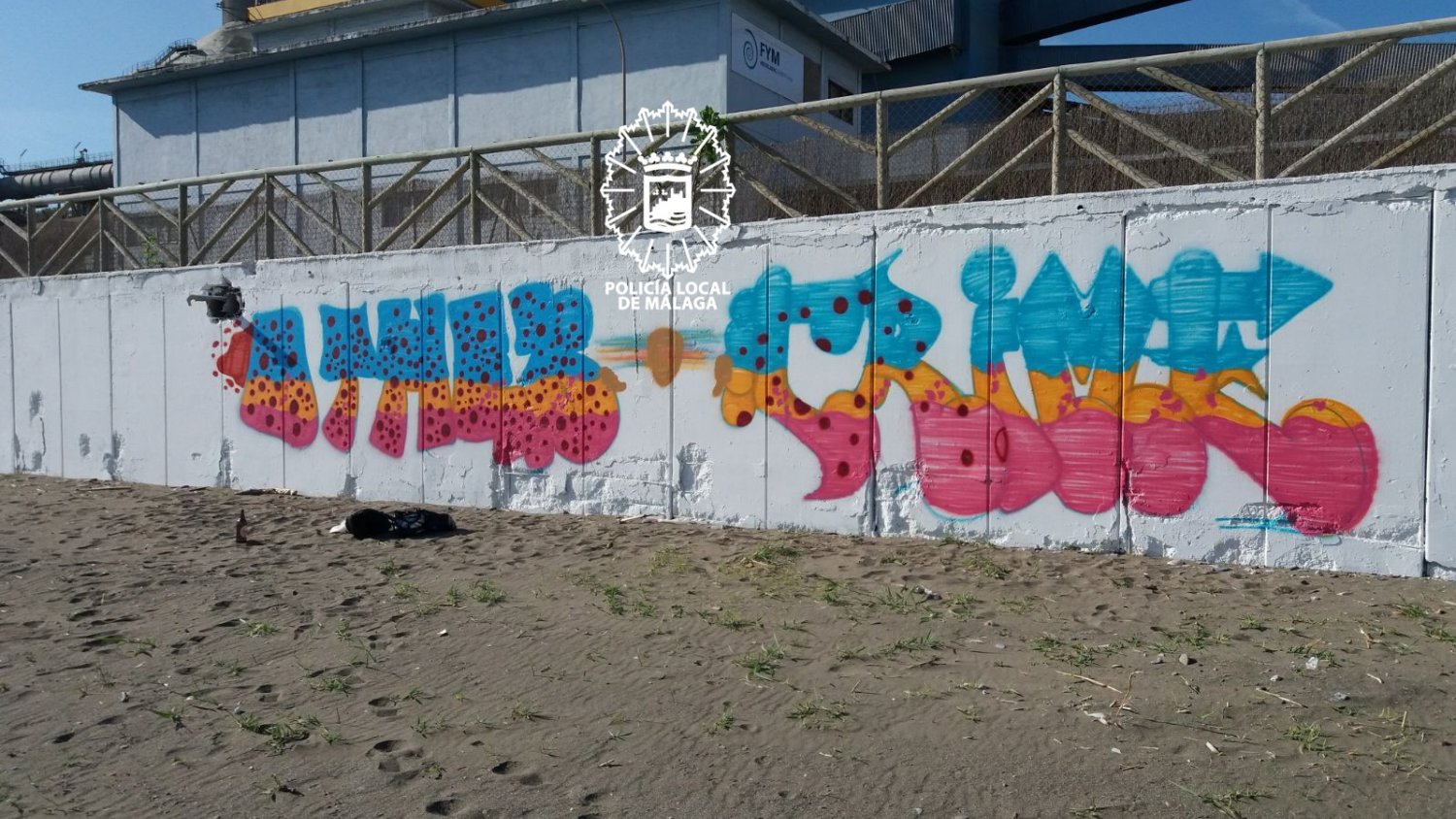 Sorprenden a tres grafiteros pintando un muro en la zona de la playa de La Araña