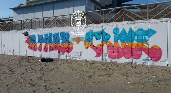 Sorprenden a tres grafiteros pintando un muro en la zona de la playa de La Araña