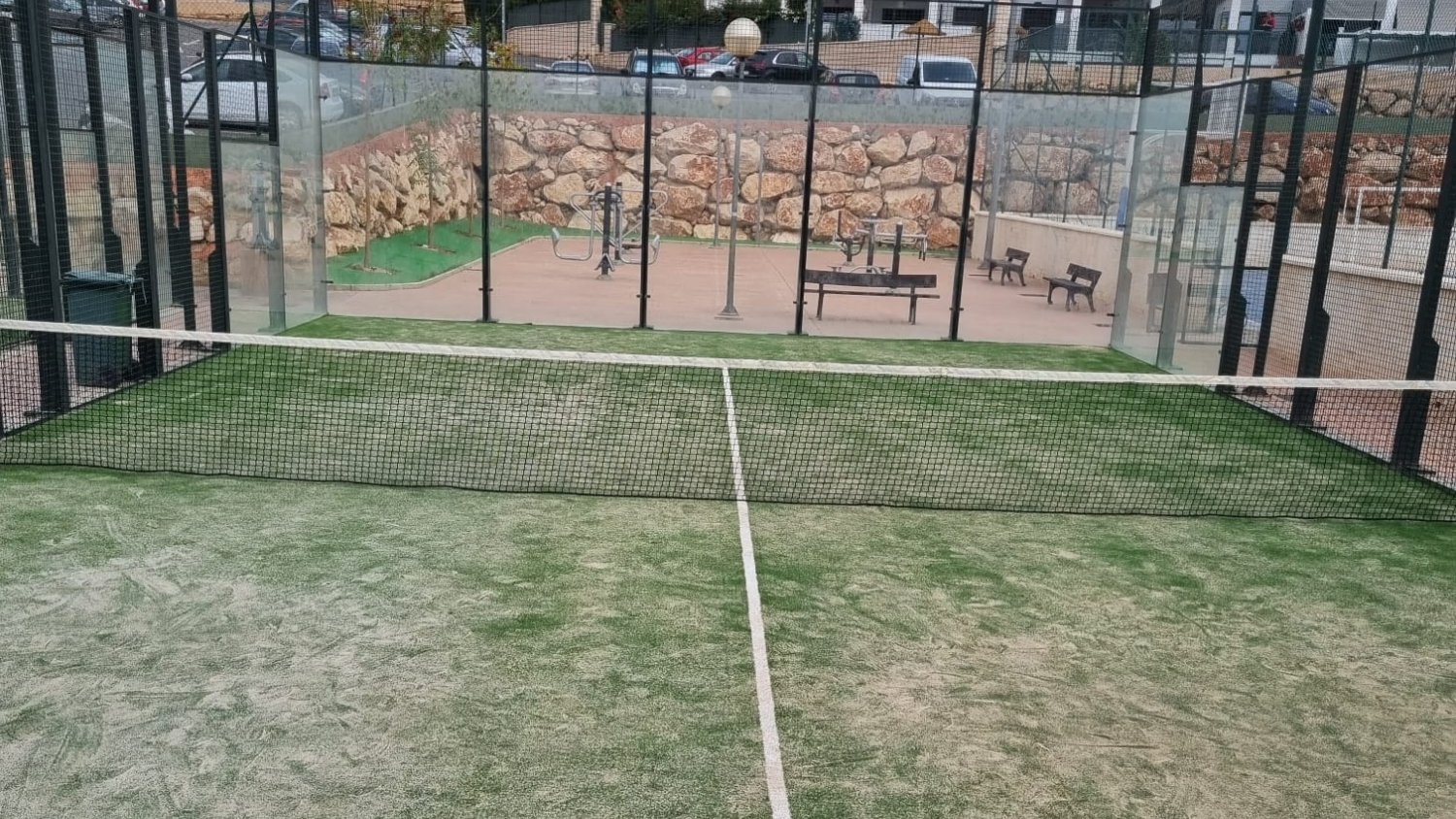El Rincón de la Victoria invierte casi 10 mil euros en mejorar las pistas de pádel de Los Almendros