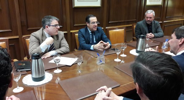 Briones advierte de que la inacción de la Junta en materia de minas y canteras llevará al paro a más de 45.000 familias