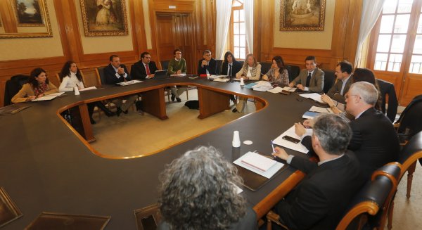 La Mesa del Agua aborda inversiones por más de 5 millones de euros para garantizar y mejorar la red de suministro en el municipio