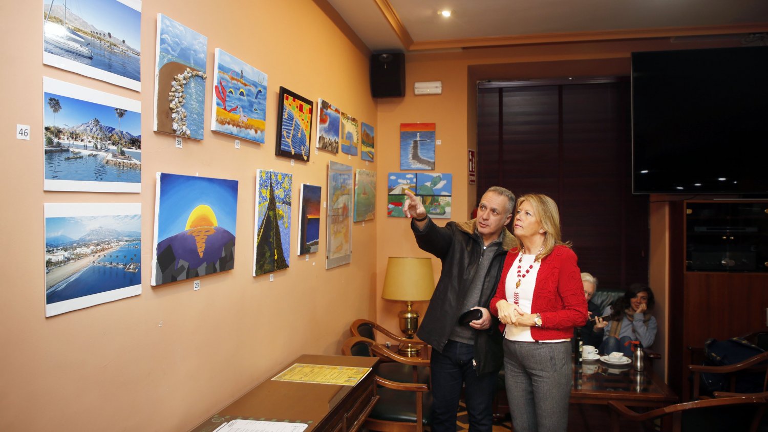 Ángeles Muñoz visita la exposición del concurso de dibujo ‘El sur de Marbella, ¿cómo imaginas la ciudad con sus espigones?’