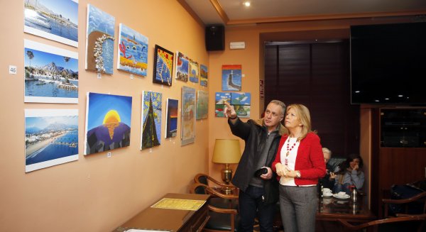 Ángeles Muñoz visita la exposición del concurso de dibujo ‘El sur de Marbella, ¿cómo imaginas la ciudad con sus espigones?’
