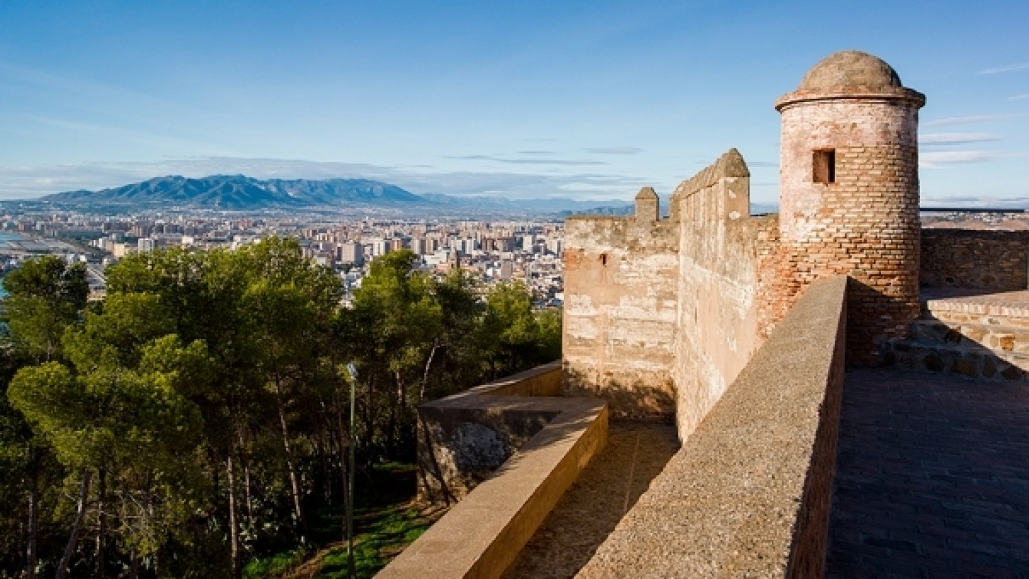 El Ayuntamiento firma el contrato para el comienzo de las obras para la mejora del Monte Gibralfaro