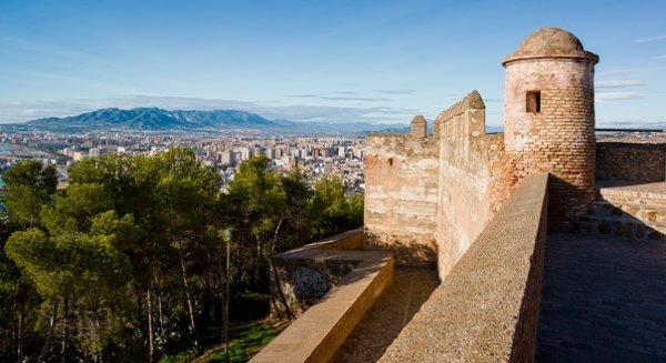 El Ayuntamiento firma el contrato para el comienzo de las obras para la mejora del Monte Gibralfaro