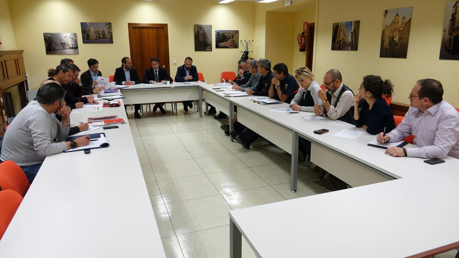 El Ayuntamiento se reúne con los sindicatos de bomberos para informar de avances en las mejoras del cuerpo
