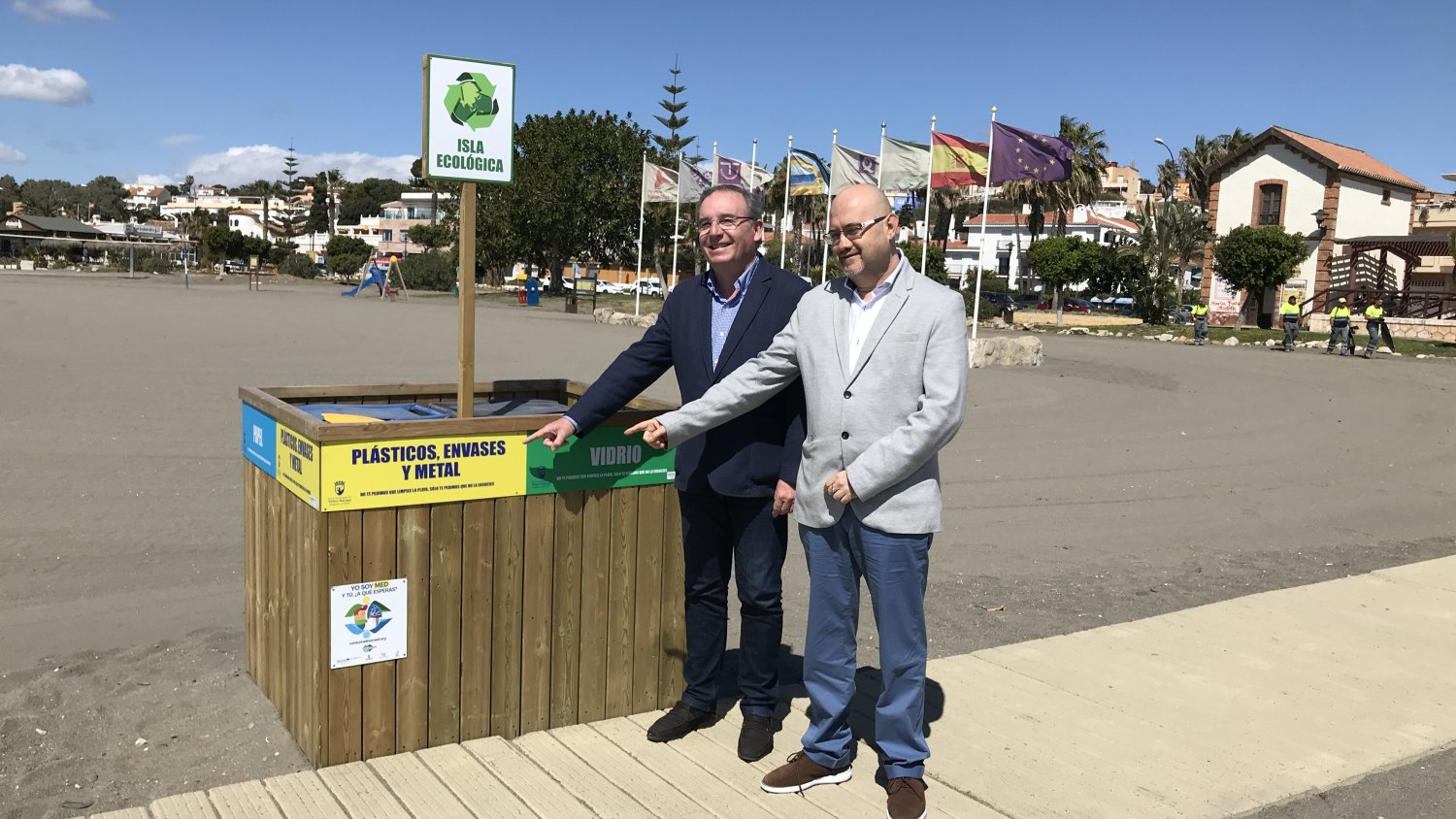 El Consorcio de Residuos instala puntos de recogida para el reciclaje de papel, envases y vidrio en 11 playas de Vélez-Málaga