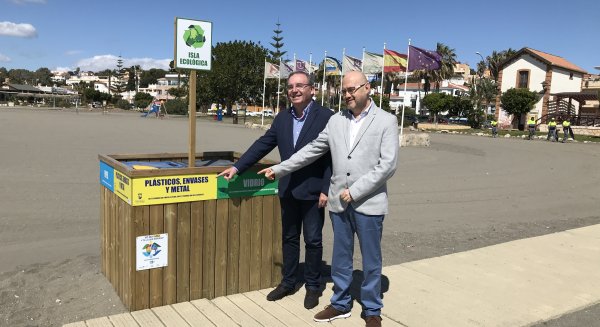 El Consorcio de Residuos instala puntos de recogida para el reciclaje de papel, envases y vidrio en 11 playas de Vélez-Málaga