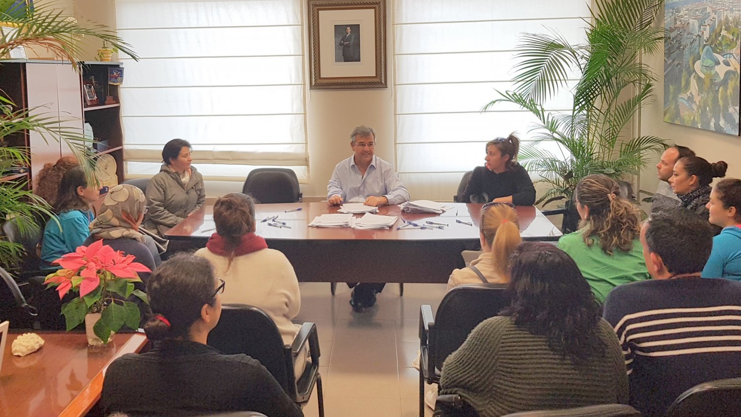 El alcalde de Estepona firma los 88 contratos del plan de empleo para personas en riesgo de exclusión social