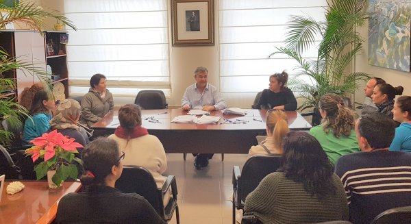 El alcalde de Estepona firma los 88 contratos del plan de empleo para personas en riesgo de exclusión social