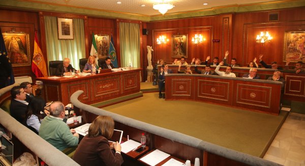 El Pleno de Marbella aprueba la adhesión al Plan Estatal de la Vivienda e insta a la Junta a convocar urgentemente la línea de ayudas del programa