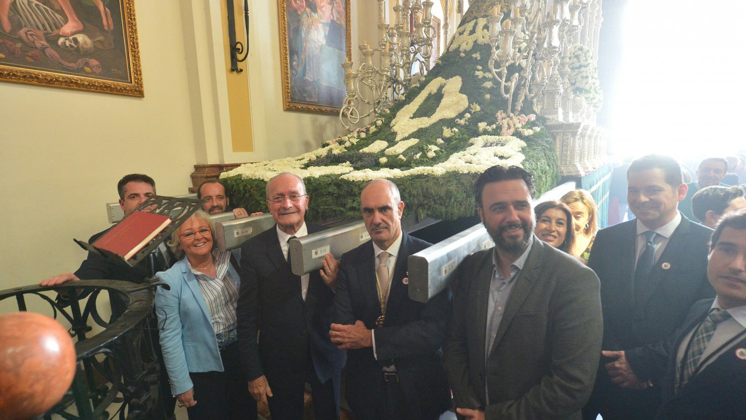 Francisco de la Torre realiza la ofrenda floral a la virgen de Las Penas