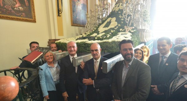 Francisco de la Torre realiza la ofrenda floral a la virgen de Las Penas