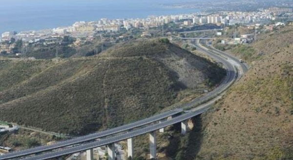 Un hombre fallece y una mujer resulta herida en un accidente en la AP-7 en Estepona