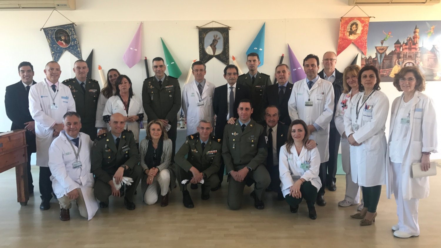 Los menores ingresados en el Hospital Materno Infantil reciben la visita de la Brigada Paracaidista y las Reales Cofradías Fusionadas