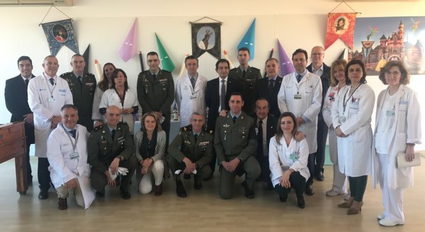 Los menores ingresados en el Hospital Materno Infantil reciben la visita de la Brigada Paracaidista y las Reales Cofradías Fusionadas