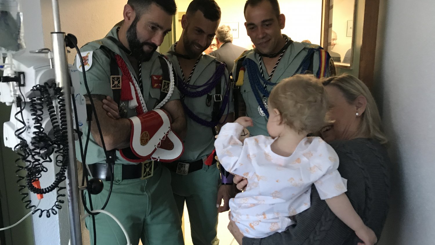 Mena y La Legión visitan a los menores ingresados en el Hospital Materno Infantil