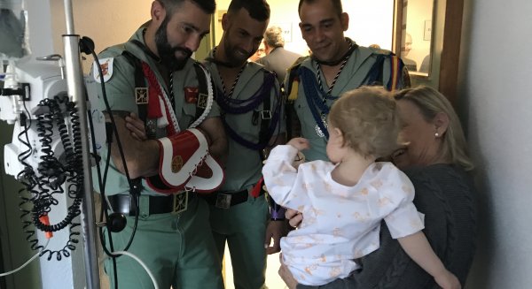 Mena y La Legión visitan a los menores ingresados en el Hospital Materno Infantil